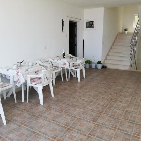 Apartments Aniko Saric Tučepi Exterior foto